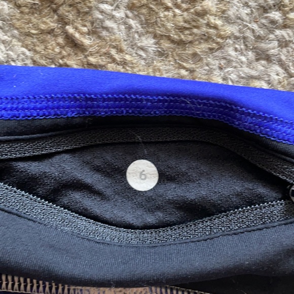 Lululemon Speed up, mid rise 4” shorts - Picture 2 of 4